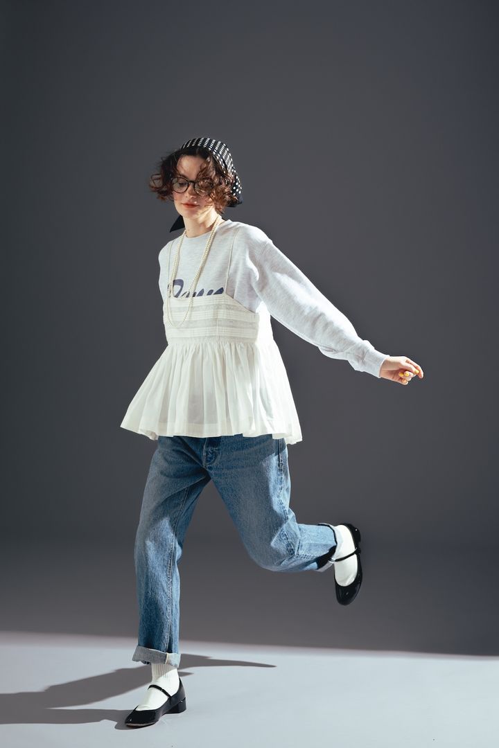 春のデニムコーデには、レースキャミソールが相性抜群！スウェット合わせでデイリーに着こなして