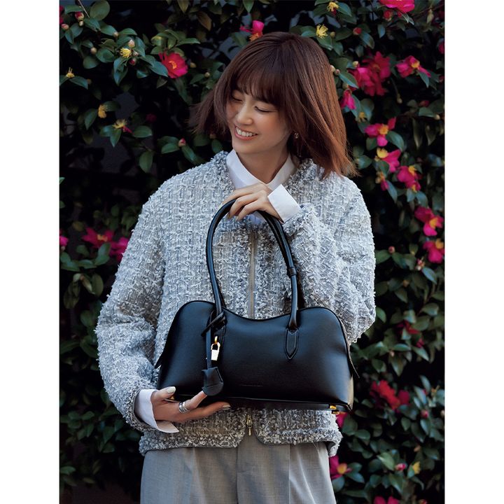 グレーのツイード調のジャケットとパンツにステラマッカートニーの黒のショルダーバッグを持った桐谷美玲さん