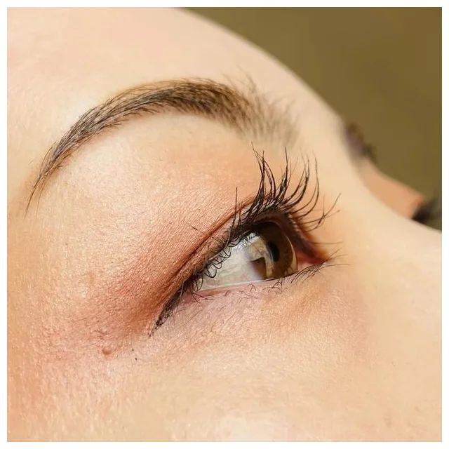 アンド バイ ロムアンド（&nd by rom&nd）メロウボリュームマスカラ【BR01 アッシュブラウン】をスウォッチ（目元）