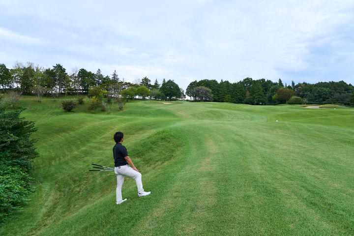 林の中や谷底にボールが…大ピンチから１発脱出する方法をレッスン