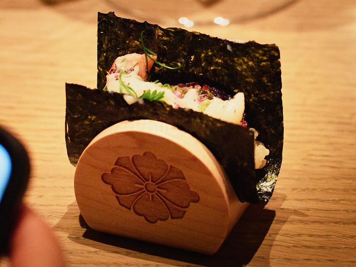 「鮨本田」のタコと根セロリの手巻き