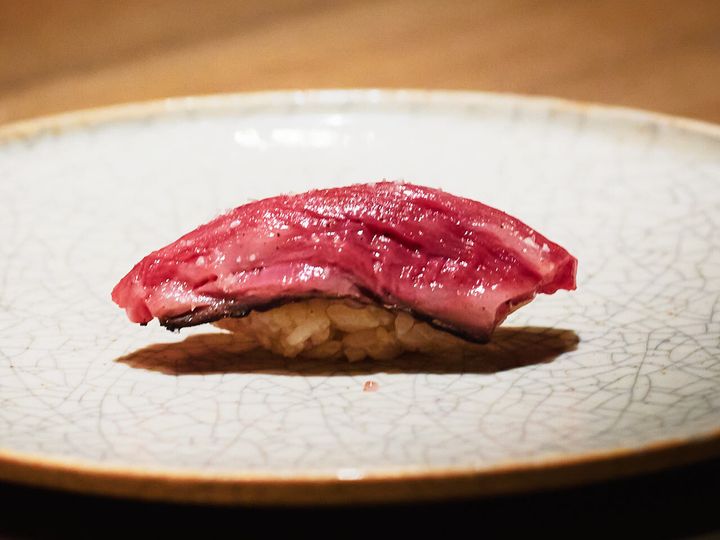 「鮨本田」のローストビーフの握り