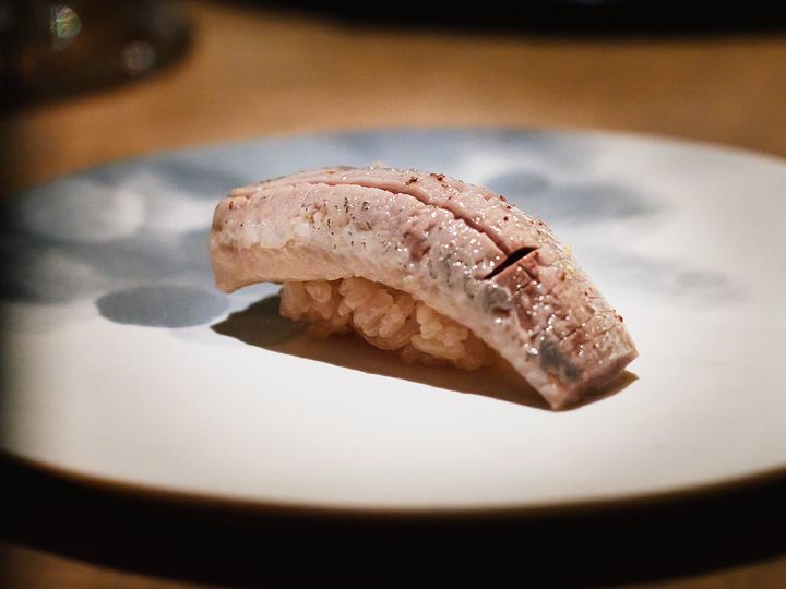 「鮨本田」のシチリア風イワシの握り