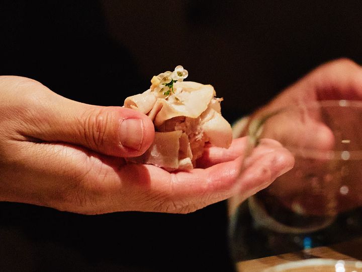 「鮨本田」の佐助豚のプロシュートコットの握り