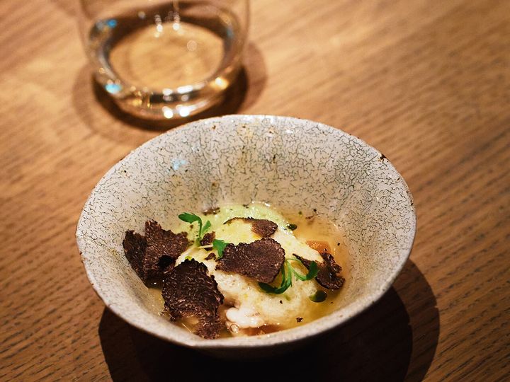 「鮨本田」の春菊の泡を添えた白子の蕪蒸しとトリュフ