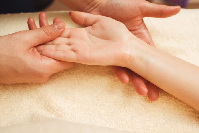 【手相占い】あなたは強運の持ち主？ 神秘十字線の見方8つと神秘十字線の意味4つ