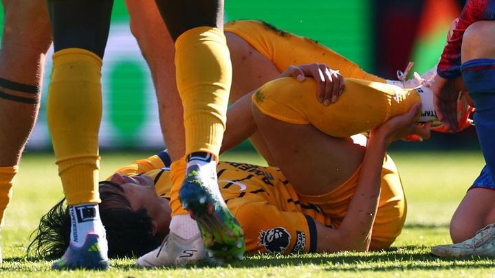 三笘薫の怪我、ブライトン監督が説明「練習参加できるかは疑わしい。かかとに打撃を…」