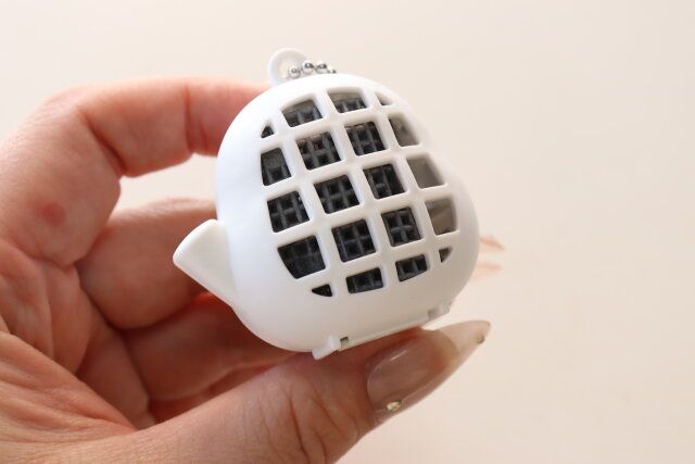 ダイソーのバルくん おでかけ用 虫こないでネット シマエナガ型の裏面のメッシュ構造