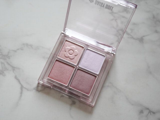 デイジードール「アイ ドロー シャドウ」04 イチゴミルク