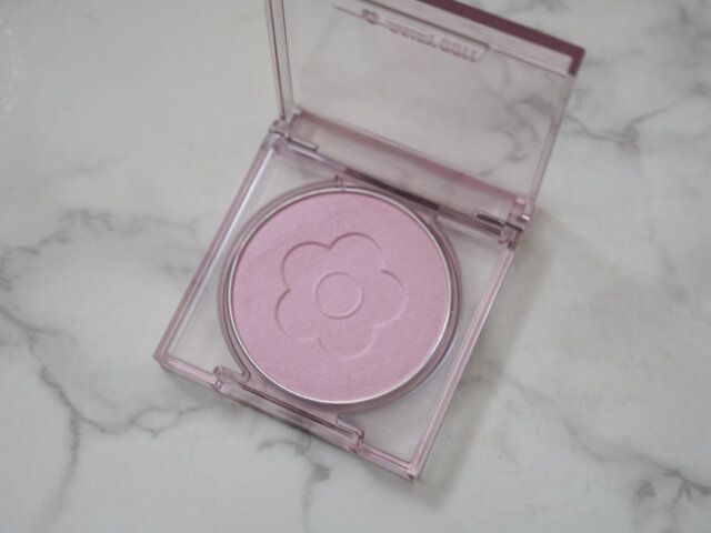 デイジードール「パウダー ブラッシュ ブルーム」04 アドケナローズ