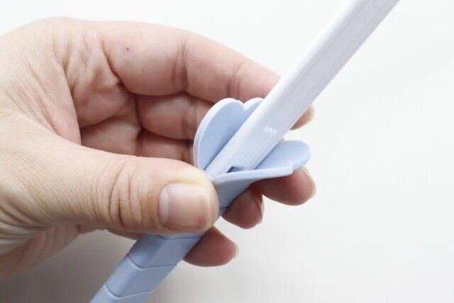 ダイソーのうちわグリップ（ブルー）2