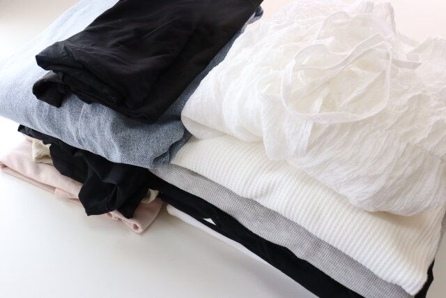 ダイソーの取っ手付 デザインバスケットで衣類収納