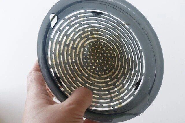 ダイソーのCOOK 平ザル・小は水切り・出汁漉し・盛り付け・粗熱取りができる