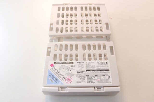 ダイソーのクローゼット収納ケース（33.7cm×20.2cm×18.5cm）のパッケージ