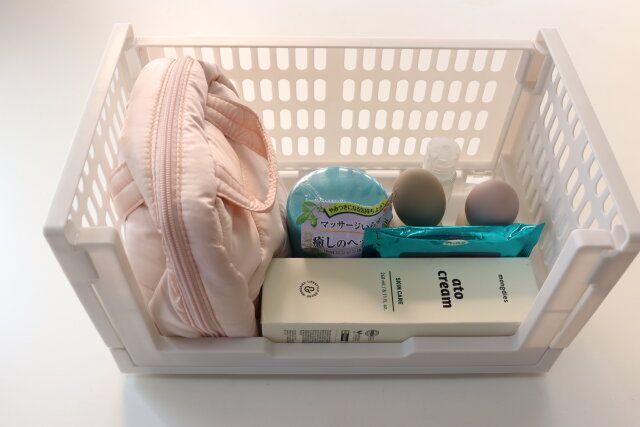 ダイソーの厚型のクローゼット収納ケース（33.7cm×20.2cm×18.5cm）