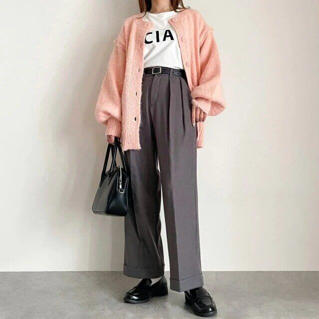 ピンクカーディガングレータックワイドパンツコーデ