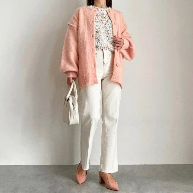 ピンクカーディガン白パンツコーデ