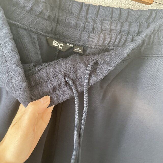 ウエスト部分は総ゴムとドロスト出来る紐が付いている