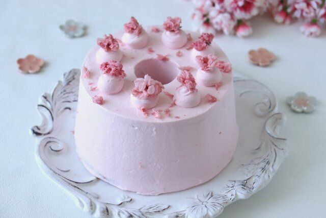 桜花の塩漬けをトッピングする。