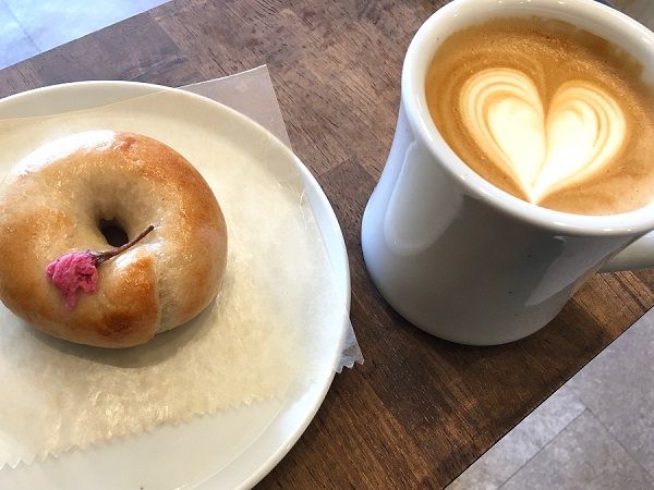 ベーグルとカフェラテ