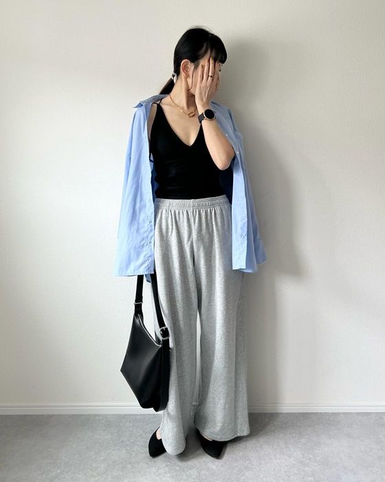 UNIQLOのブルーの「コットンシャツ」×スウェットワイドパンツ