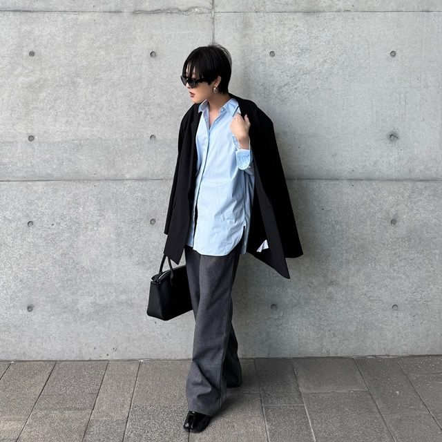 UNIQLOのブルーの「コットンシャツ」×スラックス