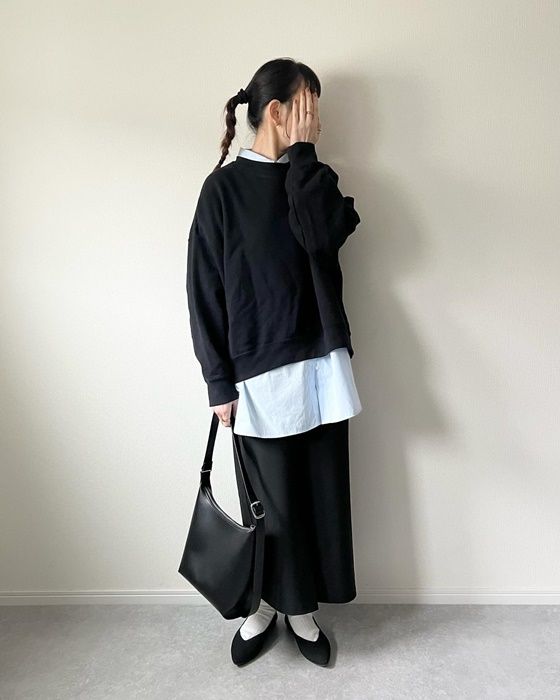 UNIQLOのブルーの「コットンシャツ」×スリットナロースカート