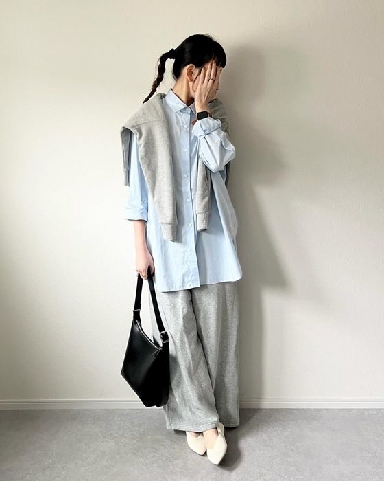UNIQLOのブルーの「コットンシャツ」×スウェットワイドパンツ