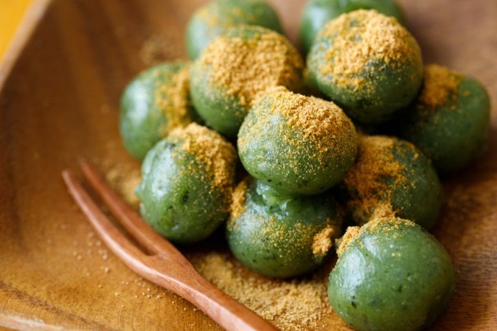 きな粉がかかったよもぎ餅 よもぎ団子 和菓子