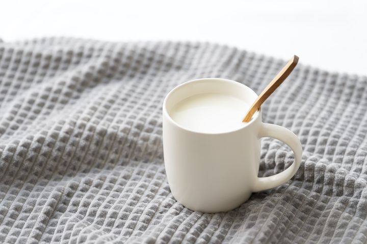 白いカップ ホットミルク