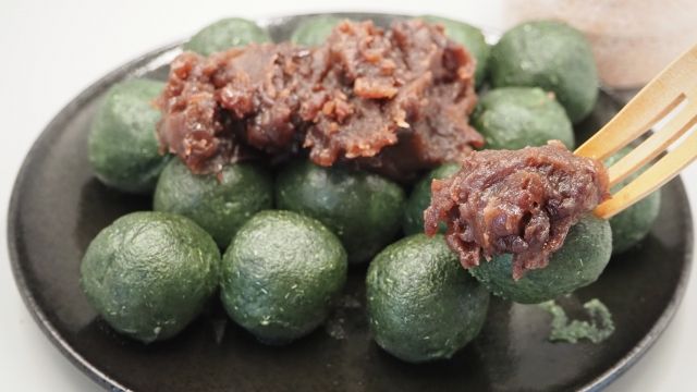 あんこが乗ったよもぎ餅 よもぎ団子