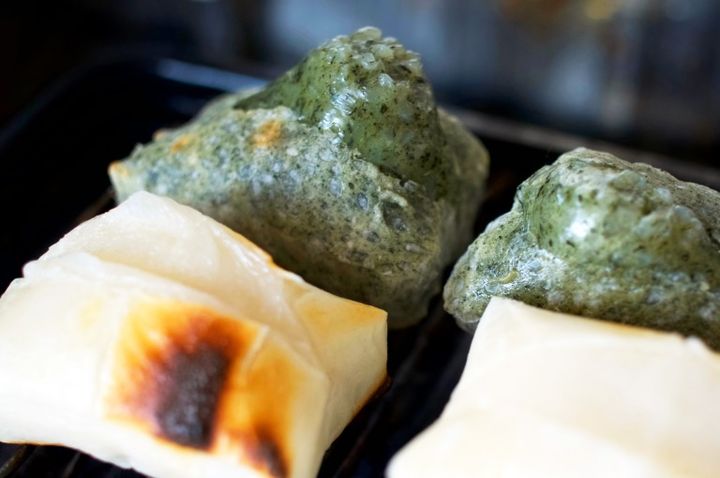 こんがり焼かれた切り餅 よもぎ餅