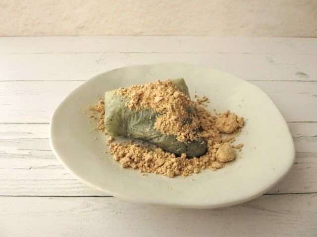 焼いたよもぎの切り餅にきな粉をかけた