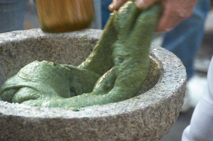 よもぎ餅をつく 餅とよもぎ 臼と杵