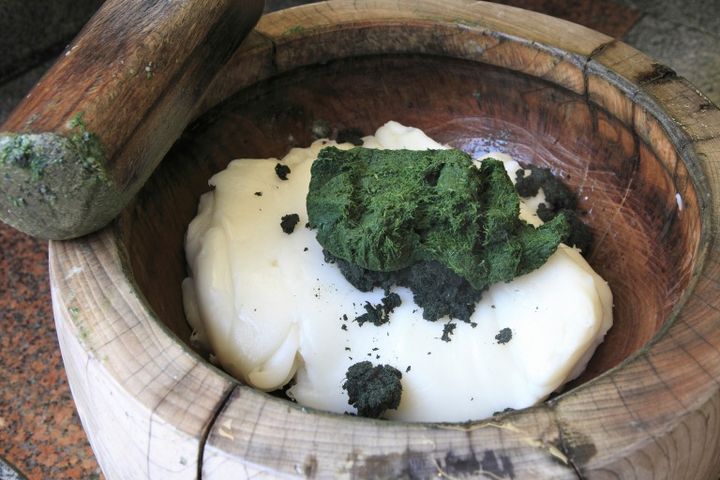 よもぎ餅をつく 餅とよもぎ 臼と杵