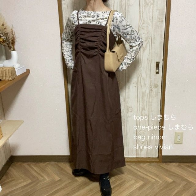 しまむらのホワイトの「花柄ベロアロンT」×シャーリングキャミワンピース