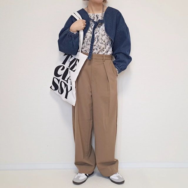 しまむらのホワイトの「花柄ベロアロンT」×タックワイドパンツ