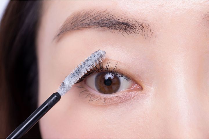 １.まつ毛全体に下地を塗布したら、毛先にも繊維をオン 2