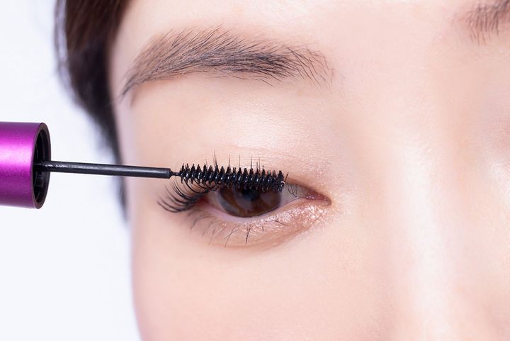 ２.マスカラも下地同様、ブラシを横にして根もとから塗る