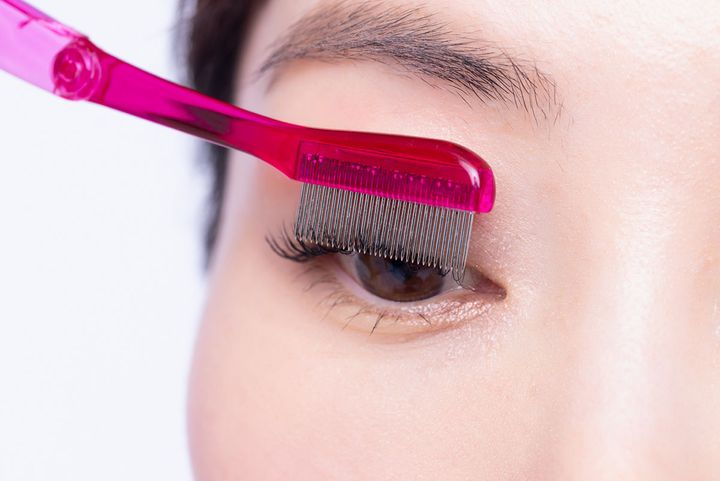 ３.コームを上から差し込み、丁寧にとかす