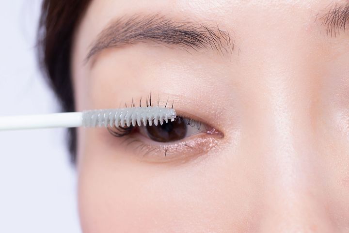 １.ブラシを横にして、まつ毛の根もとから下地を塗る