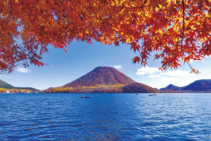 榛名山の火山活動で生まれた湖。 新緑や紅葉な 四季折々の眺めがすばらしい