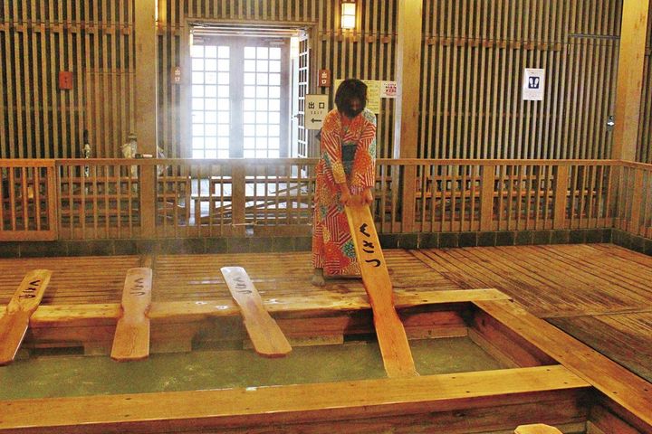 「熱乃湯」の建物は草津のランドマーク