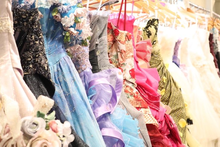 色とりどりのドレスを揃えている
