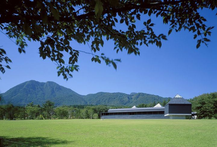 榛名山と特別展示室「觀海庵」 撮影：齋藤さだむ