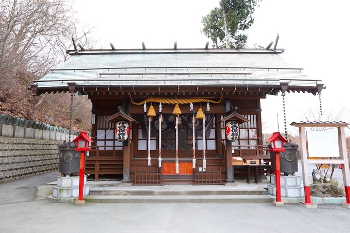 拝殿の後方からは周辺の山々を見渡せる