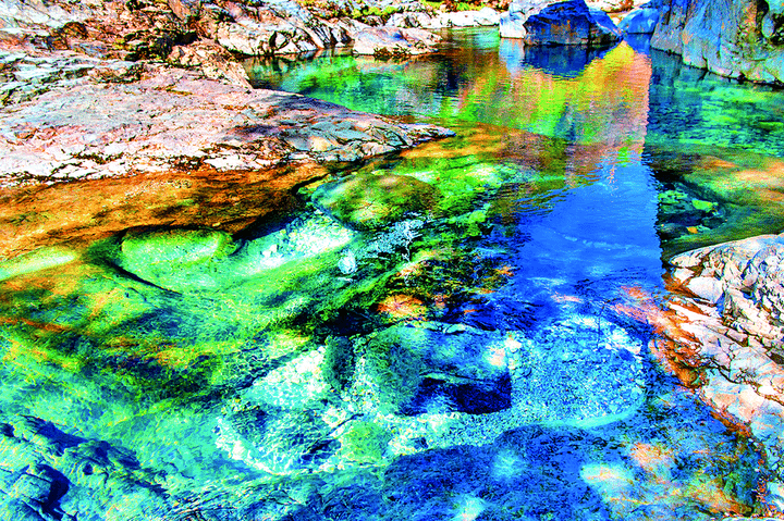川の渦巻き状の流れによって作られた穴