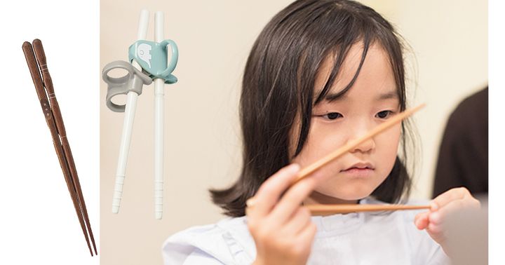 ５歳の子どもが箸の持ち方を練習している様子