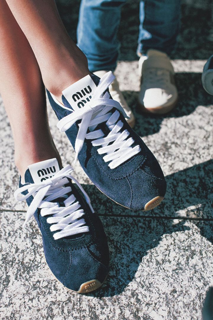 MIUMIUのネイビーのスエードスニーカー