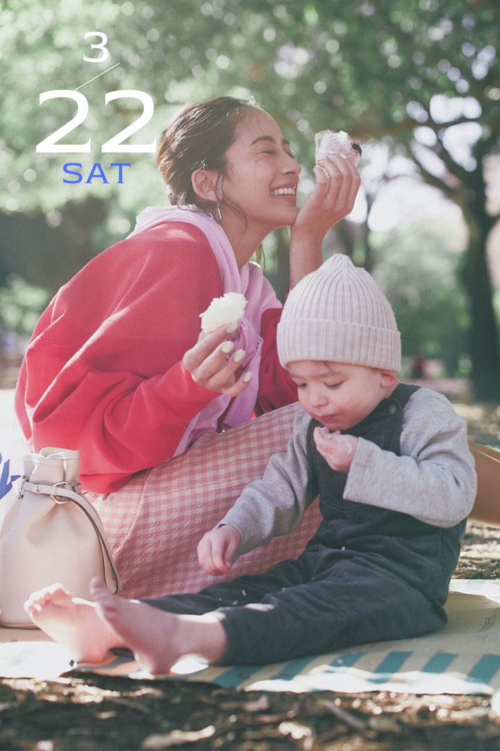 ピンクのスウェットとギンガムチェックのスカートにピンクのニットを肩掛けした着こなし